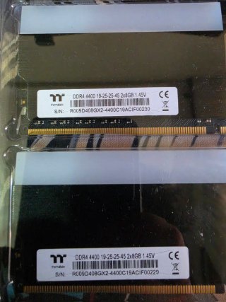 Memorias RAM DDR4 Thermaltake 16gb 4400MHz