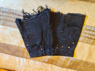 Pantalón corto negro desgastado