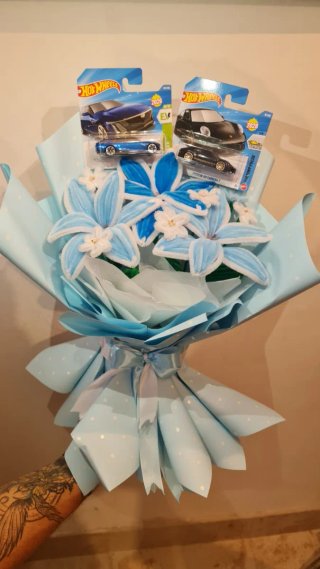 Ramo Artesanal con Flores y Hot Wheels