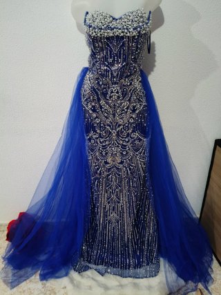 Vestido de fiesta azul con pedrería