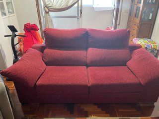 Sofá de dos plazas extensible rojo granate