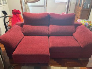 Sofá de dos plazas extensible rojo granate
