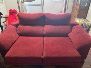 Sofá de dos plazas extensible rojo granate