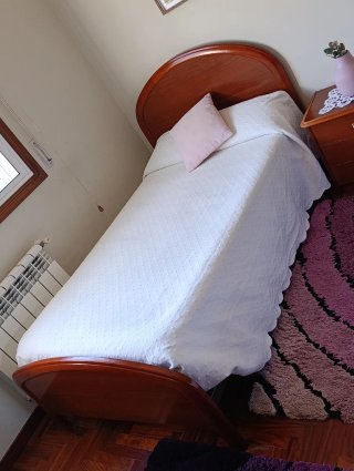 Cama, mesilla, cómoda y espejo de madera.