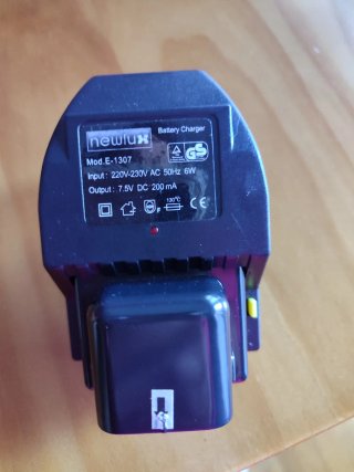 Cargador Newlux E-1307 7.5V DC 200mA