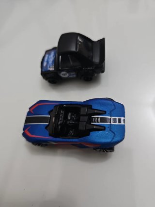 2 modellini auto Hot Wheels in scala 1:64