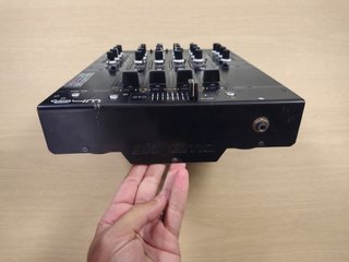 Equipo DJ Akiyama: 1 Mesa A4M + 2 Reproductores K2