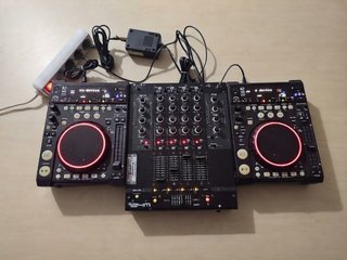 Equipo DJ Akiyama: 1 Mesa A4M + 2 Reproductores K2