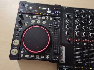 Equipo DJ Akiyama: 1 Mesa A4M + 2 Reproductores K2
