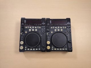 Equipo DJ Akiyama: 1 Mesa A4M + 2 Reproductores K2