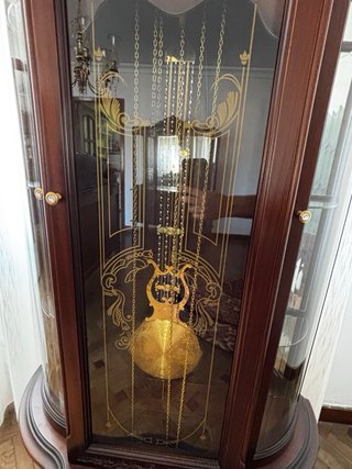 Reloj de pie con vitrinas Lynart