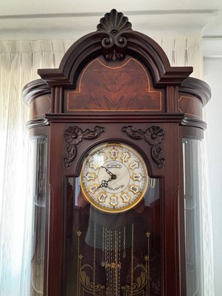 Reloj de pie con vitrinas Lynart