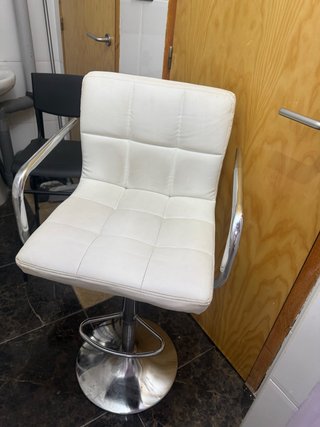 Silla tocador blanca y plateada