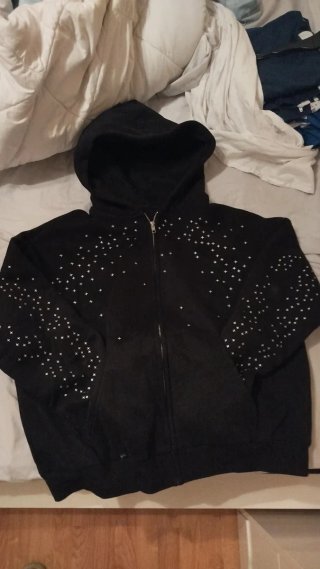 Sudadera negra con estrellas plateadas