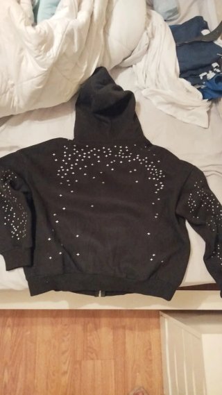 Sudadera negra con estrellas plateadas