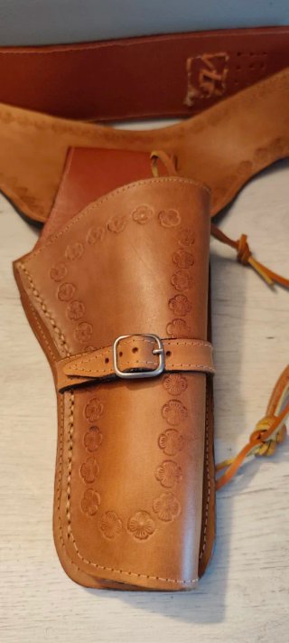 Cartuchera de piel con cinturón