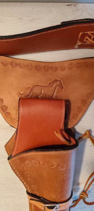 Cartuchera de piel con cinturón