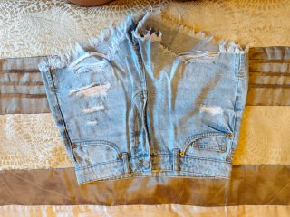Pantalón corto vaquero desgastado