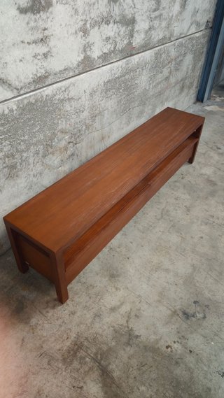 Mueble de TV Sashi fabricado en madera maciza
