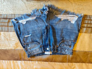 Pantalón corto vaquero desgastado