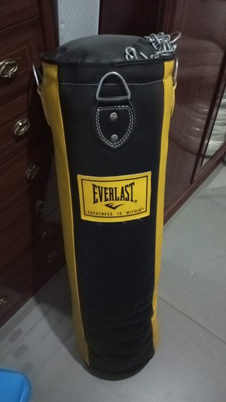 Saco de boxeo Everlast + soporte pared Outshock