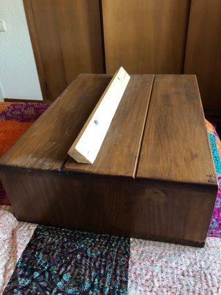 Mesita de noche de madera con almacenaje