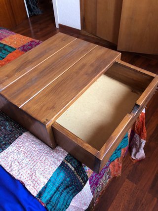 Mesita de noche de madera con almacenaje