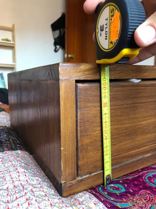 Mesita de noche de madera con almacenaje