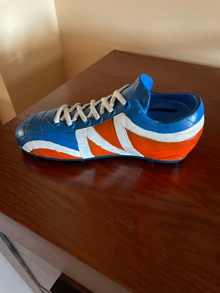 Porta monete a forma di scarpa da calcio