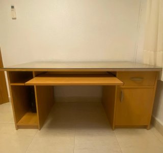 Escritorio Amplio de Madera y Cristal.