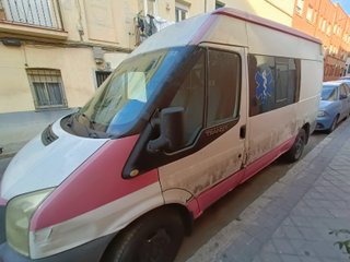 Furgoneta Ford Transit 2010 aislada