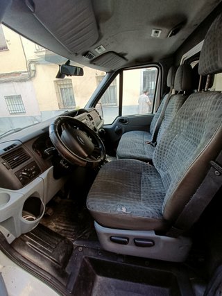 Furgoneta Ford Transit 2010 aislada