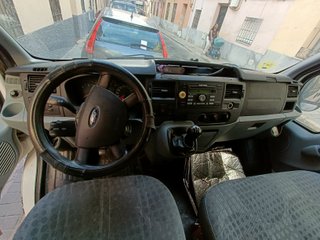 Furgoneta Ford Transit 2010 aislada