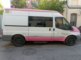 Furgoneta Ford Transit 2010 aislada