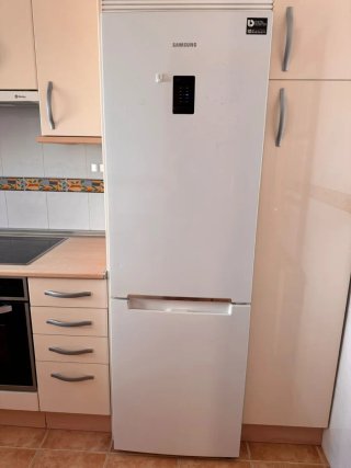 Lote Sofá Cama y Nevera Samsung URGE por mudanza