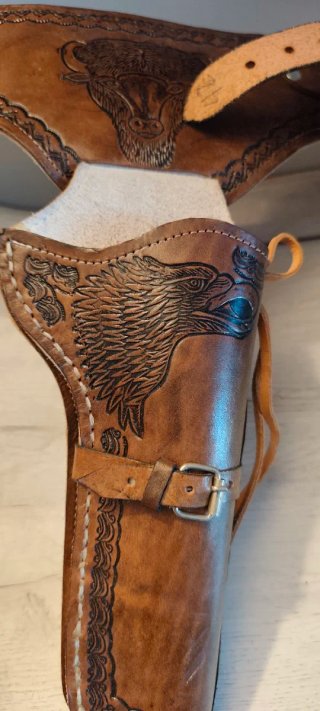 Cartuchera de piel con águila y búfalo