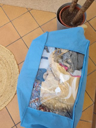 Bolsa con mucha ropa
