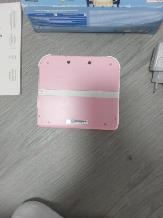 Nintendo 2DS Rosa + Tomodachi Life
