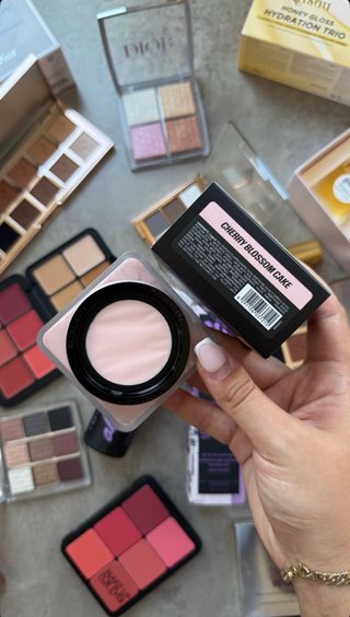 Polvos Huda Beauty Cherry Blossom Cake