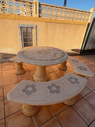 Mesa y Bancos de Piedra
