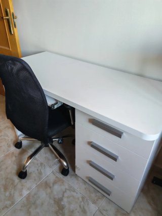 Escritorio blanco con cajonera