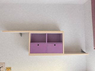 Estantería blanca y Morada