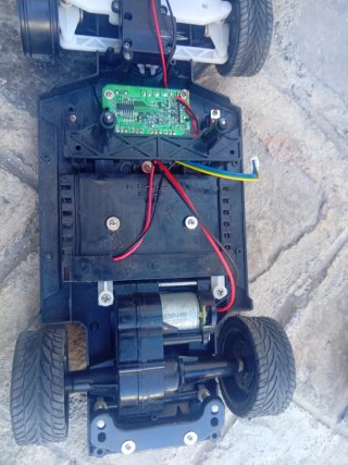 Un coche roto, con cables que existen y motor