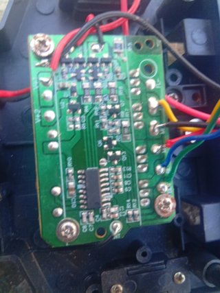 Un coche roto, con cables que existen y motor