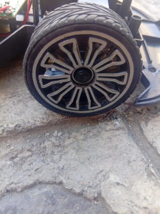 Un coche roto, con cables que existen y motor