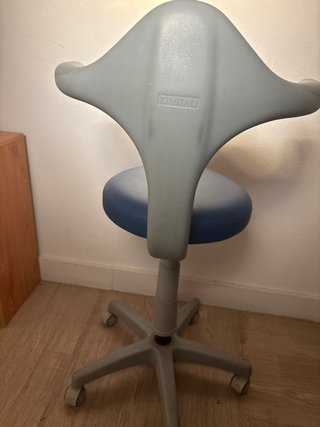 Silla giratoria azul y gris