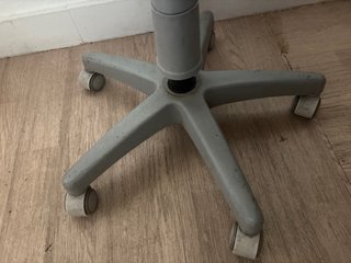 Silla giratoria azul y gris