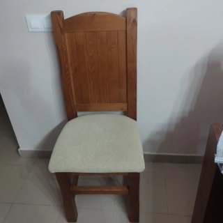 Sillas de madera con asiento beige