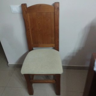 Sillas de madera con asiento beige