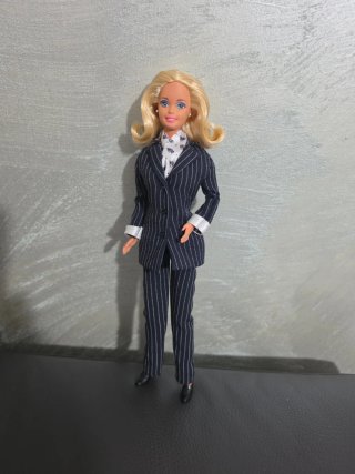 Barbie con tailleur gessato